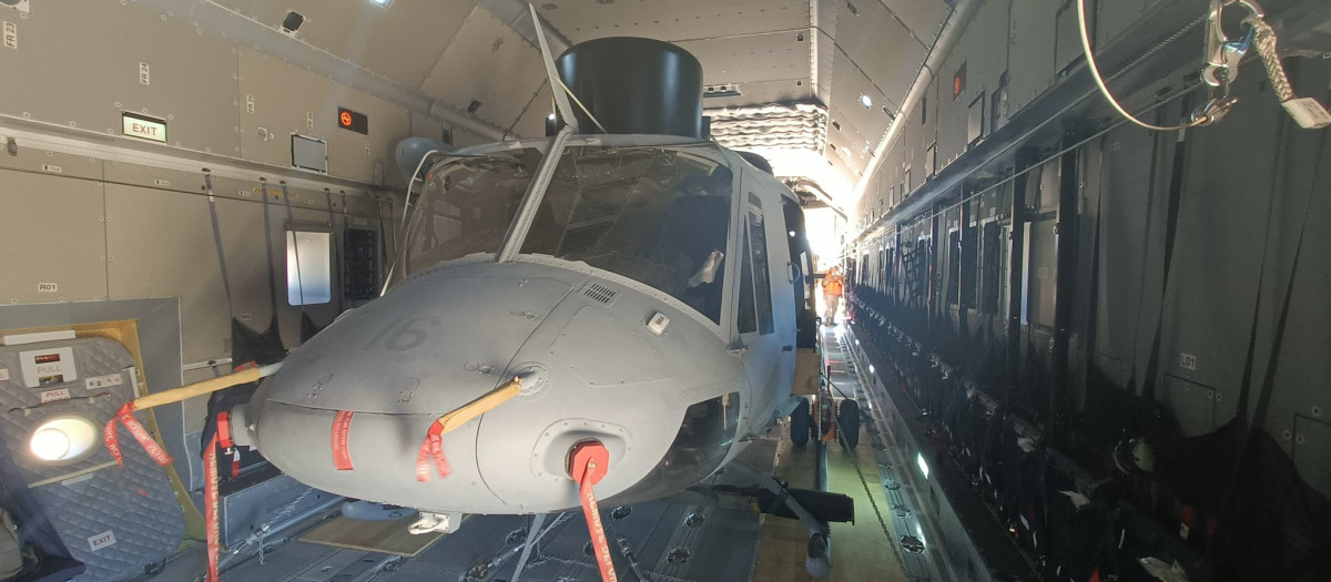 El helicóptero AB-412 de la Armada española, acoplado en el interior del Airbus A-400M