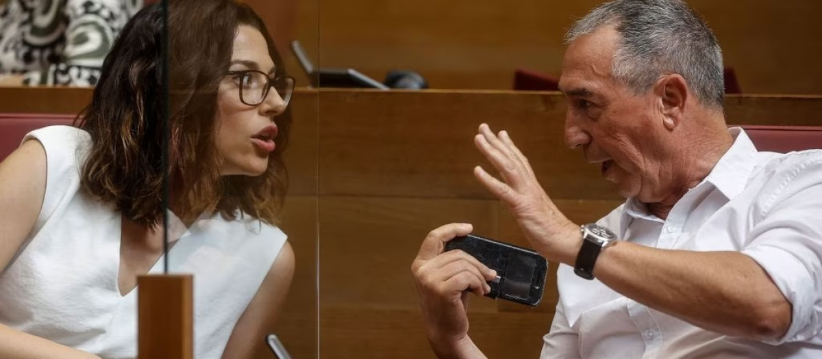 Joan Baldoví y Aitana Mas, en las Cortes Valencianas.