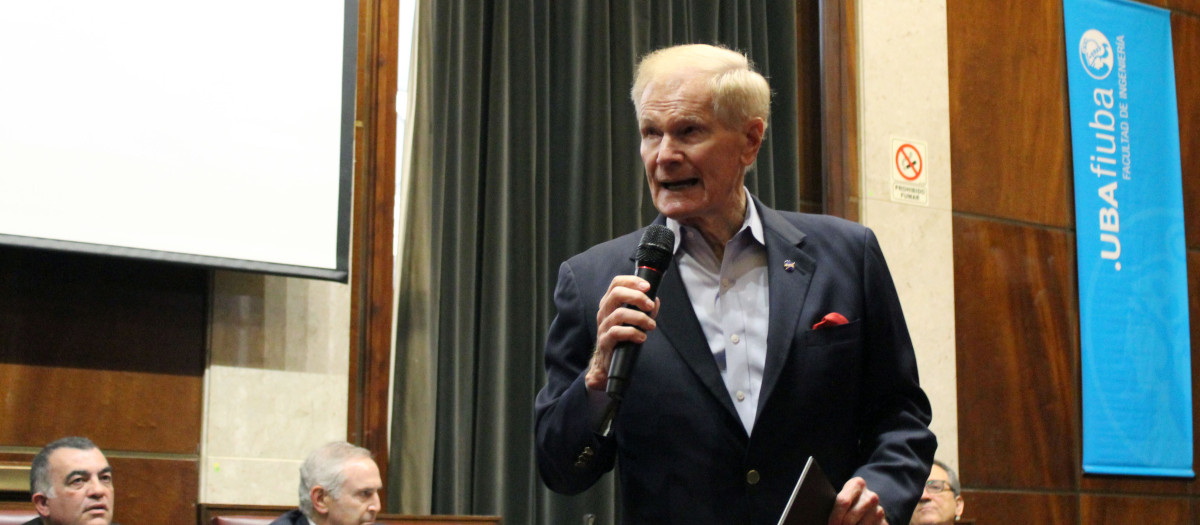 El jefe de la NASA, Bill Nelson, durante una charla