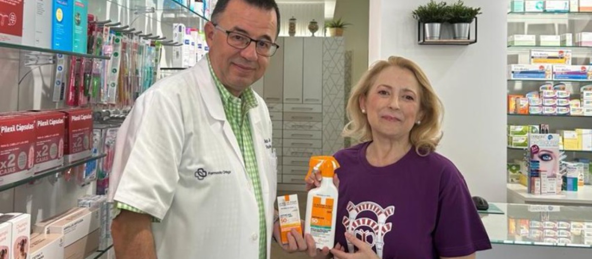 Entrega de un lote de fotoprotectores en la farmacia de la que es titular el secretario del Colegio de Farmacéuticos de Córdoba, Antonio Ortega.