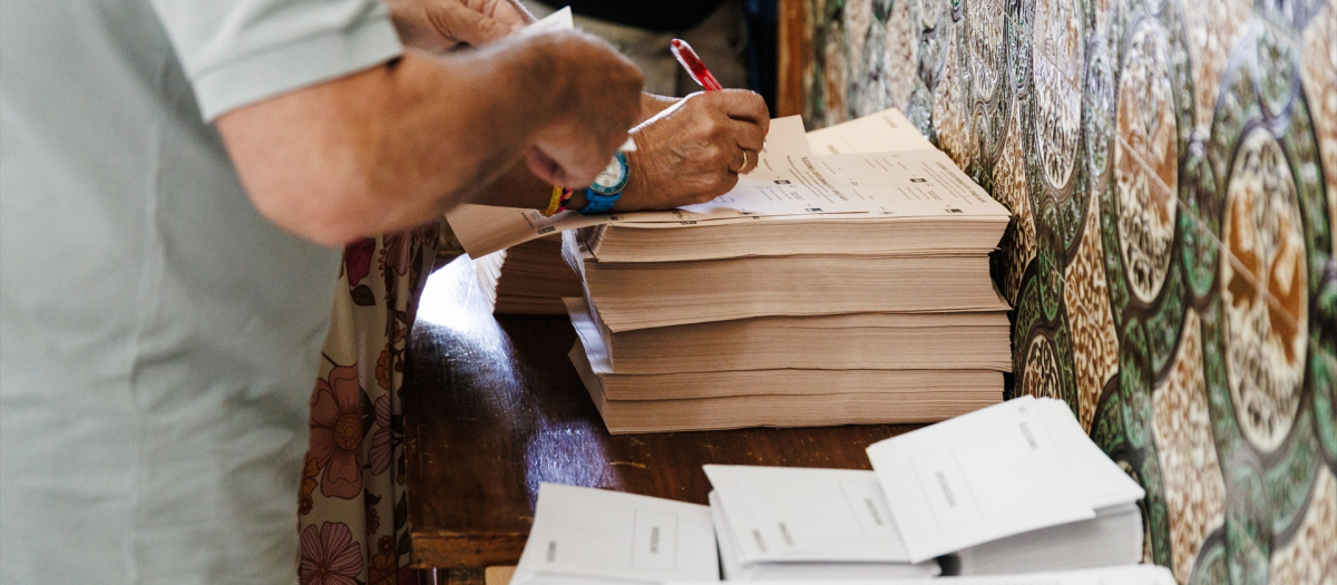 Un hombre recoge las papeletas para votar, el pasado 23 de julio