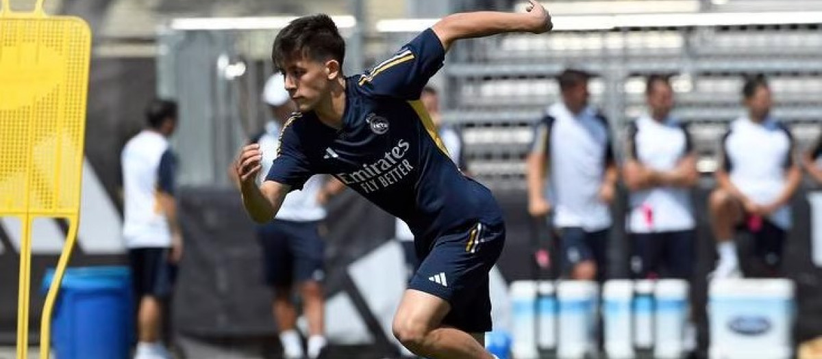 Arda Güler entrenando en las instalaciones de UCLA con el Real Madrid