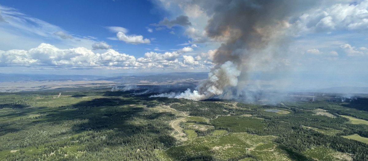 Humo del incendio forestal Ross Moore al sur de Kamloops, en Columbia Británica