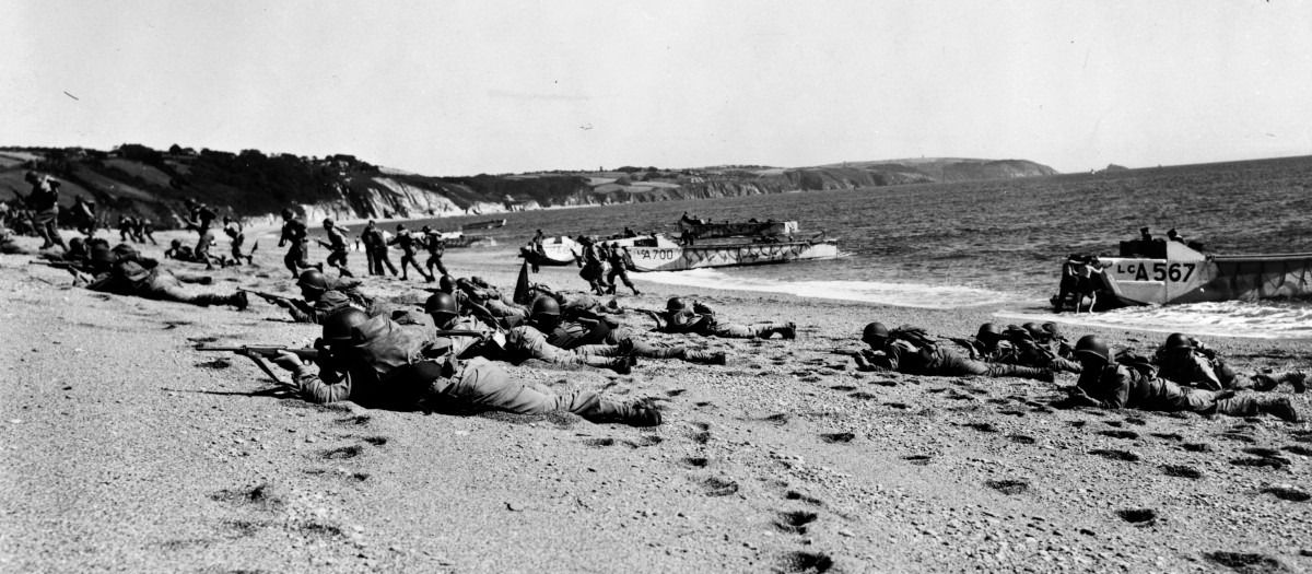 Desembarco de tropas americanas en Slapton Sands, Inglaterra, durante los ensayos de la invasión de Normandía