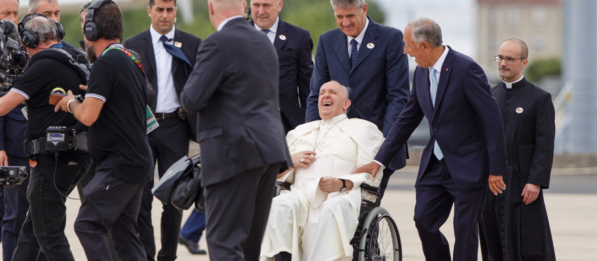 EL Papa Francisco a su llegada al aeropuerto de Lisboa