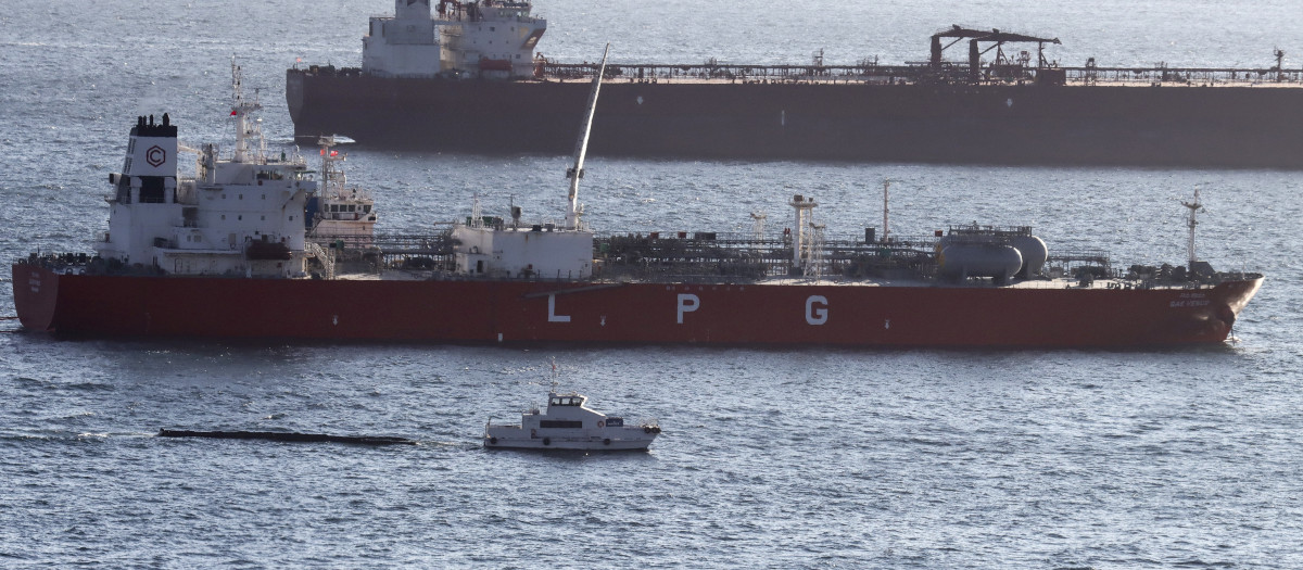 La Capitanía Marítima de Gibraltar ha suspendido este martes las operaciones en su puerto tras un vertido de fuel en la Bahía de Algeciras