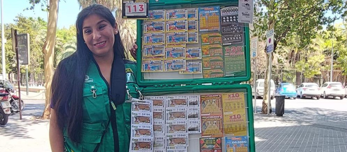 Nancy Chacón en su puesto de venta de cupones de la ONCE en la plaza de Colón de Córdoba.