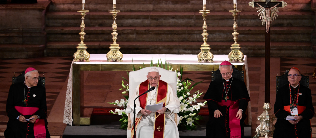 Pope Francis (C) celebrates vespers at the Jeronimos Monastery in Lisbon, during his five-day visit to attend the World Youth Day (WYD) gathering of young Catholics, on August 2, 2023. Pope Francis arrived in Lisbon today to gather with a million youngsters from across the world at the World Youth Day (WYD), held as the Church reflects on its future. The 86-year-old underwent major abdominal surgery just two months ago, but that has not stopped an event-packed 42nd trip abroad, with 11 speeches and around 20 meetings scheduled. (Photo by Marco BERTORELLO / AFP)