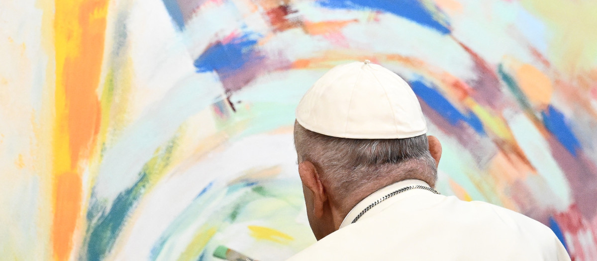 Pope Francis paints a mural during a meeting with young members of Scholas Occurentes educational foundation in Cascais, during his five-day visit to attend the World Youth Day (WYD) gathering of young Catholics, on August 3, 2023. Portugal is expecting about a million pilgrims from around the world, according to organisers, to attend the World Youth Day gathering of young Catholics from August 1 to 6. Originally scheduled for August 2022, the event was postponed because of the Covid-19 pandemic. (Photo by Marco BERTORELLO / POOL / AFP)