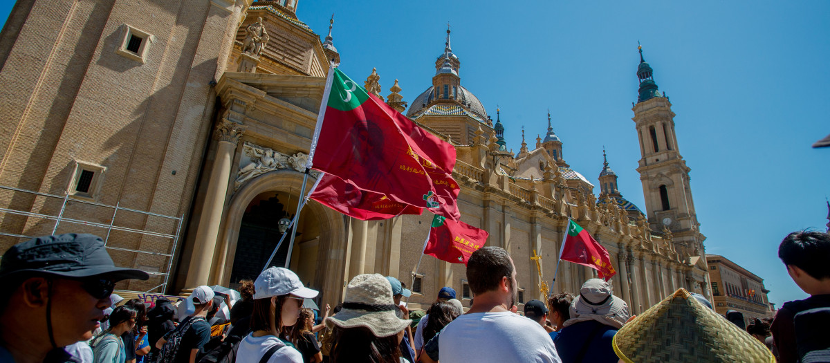 ZARAGOZA 01/08/2023.- Más de 11.000 jóvenes de 18 nacionalidades distintas paran estos días en Zaragoza de camino a Portugal, para asistir a la Jornada Mundial de la Juventud que el Papa Francisco presidirá desde este martes hasta el próximo 6 de agosto, este martes en Zaragoza .EFE/Javier Belver