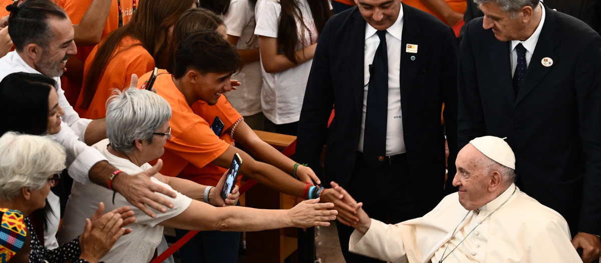 El Papa, a su llegada a la parroquia de Serafina