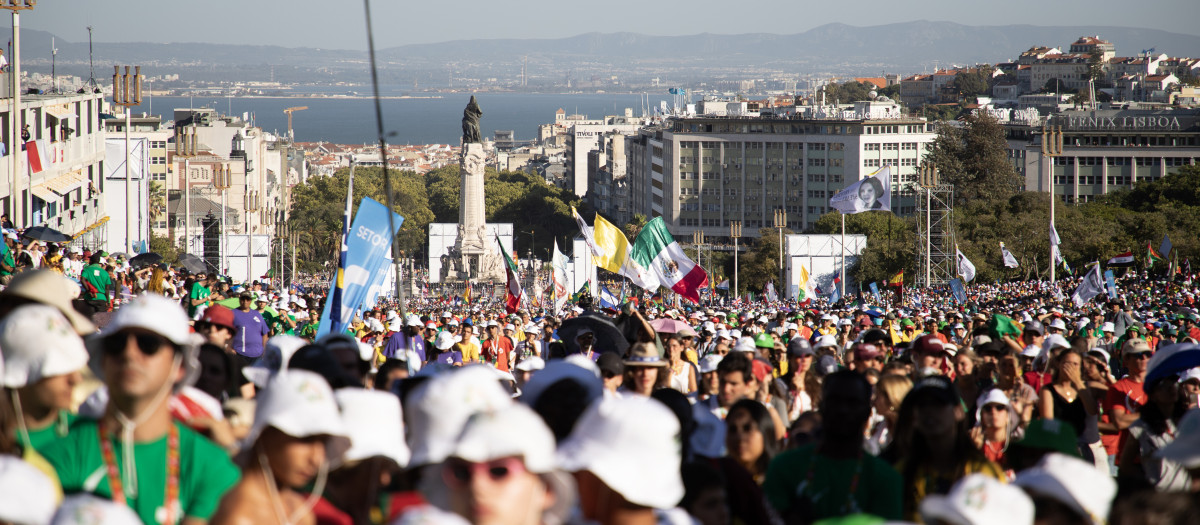 La multitud de jóvenes vuelve a llenar la Colina del Encuentro para el Viacrucis