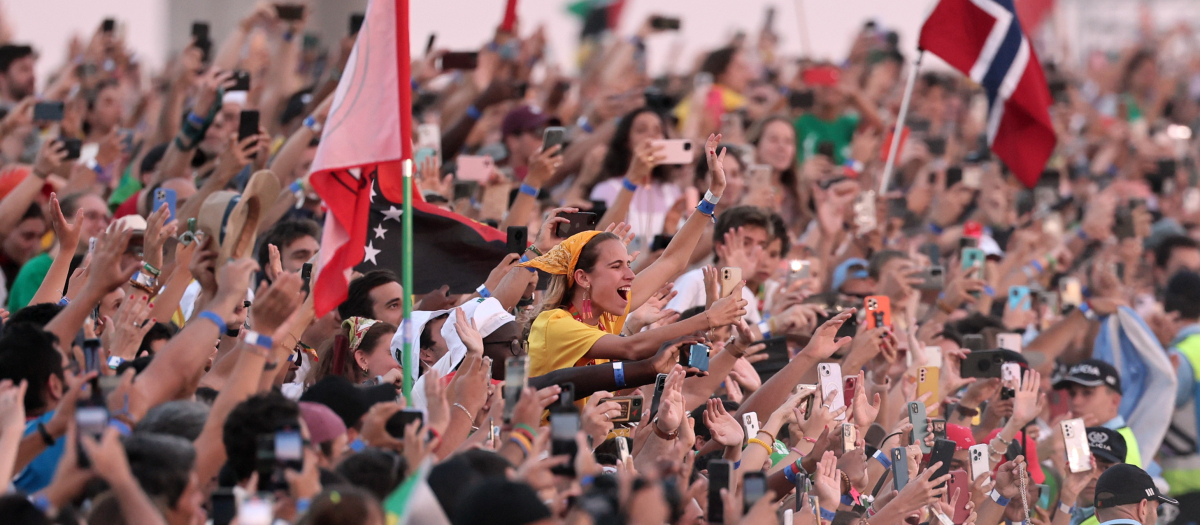 La alegría de los jóvenes al ver pasar al Papa por delante de ellos