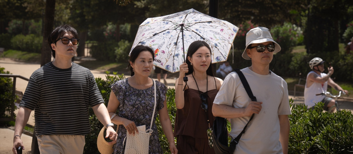 Varios turistas asiáticos pasen por el parque de la Ciudadela, en Barcelona.