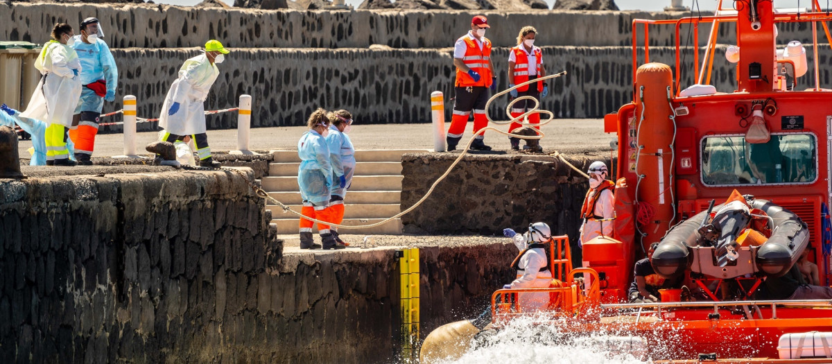 Un barco de Salvamento Marítimo a su llegada al muelle de Arrecife, en Lanzarote