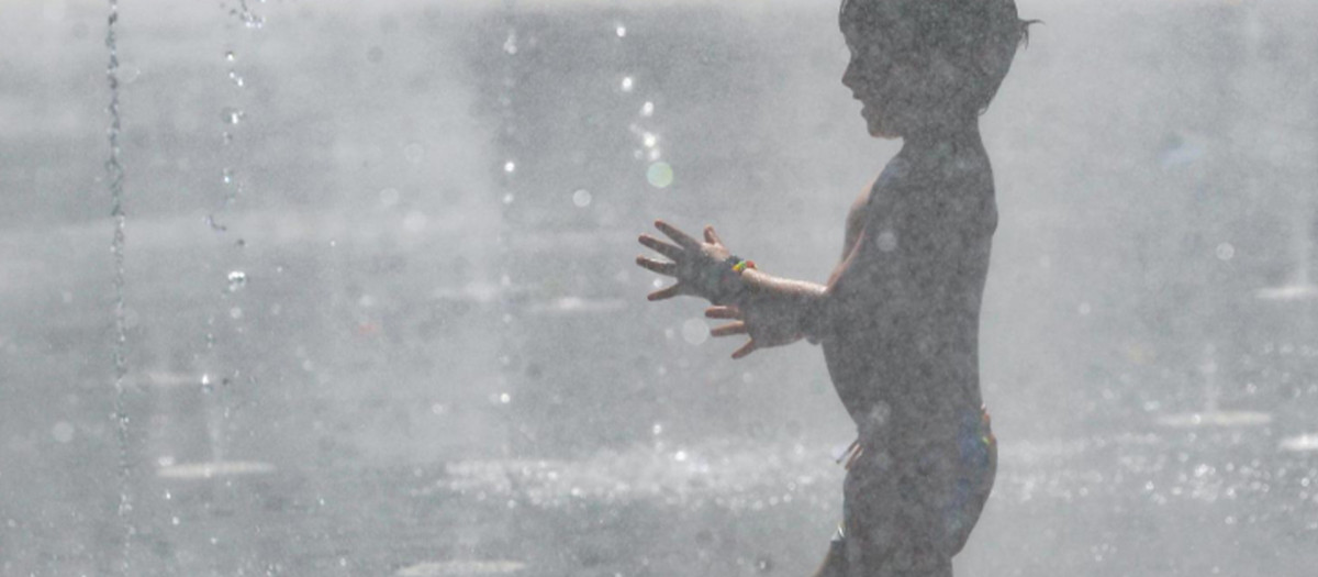 Un niño se refresca en una zona de Madrid Río, este lunes