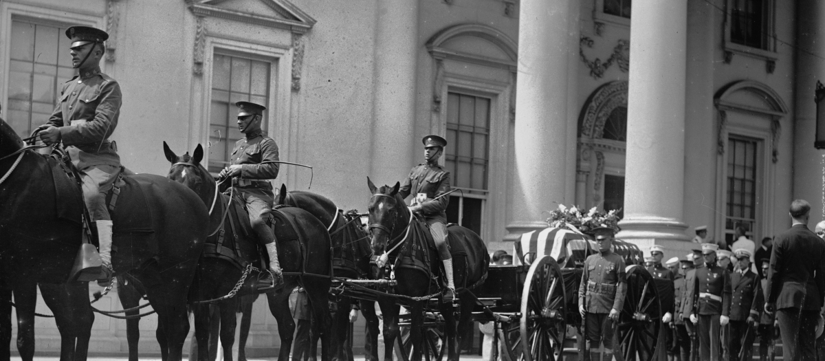 El cortejo fúnebre de Harding, ante la Casa Blanca