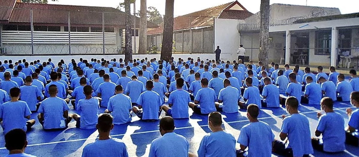 Presos de la cárcel de Koh Samui durante un rezo