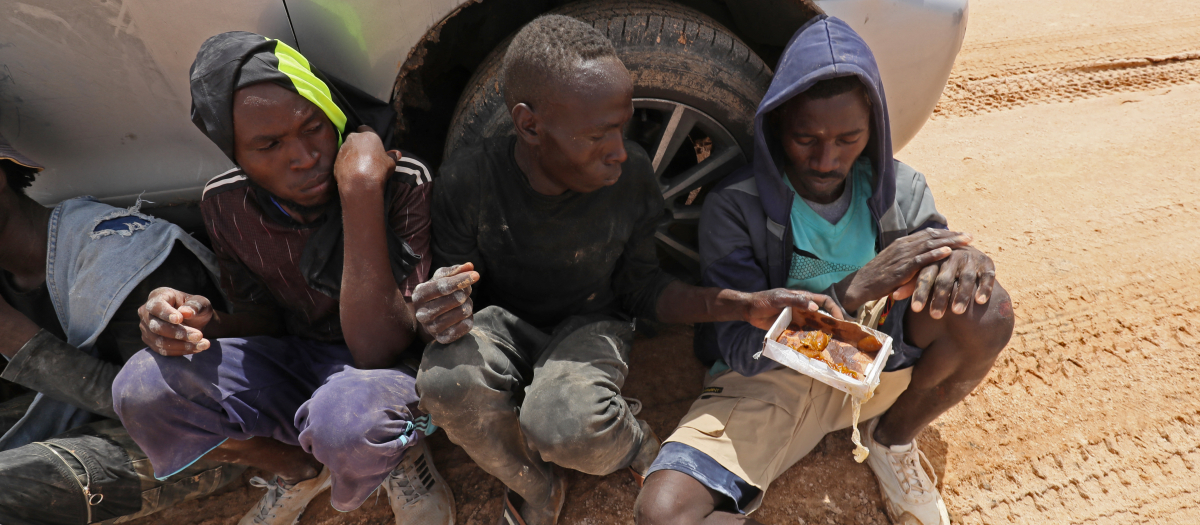 Inmigrantes africanos comparten comida en la frontera entre Libia y Túnez