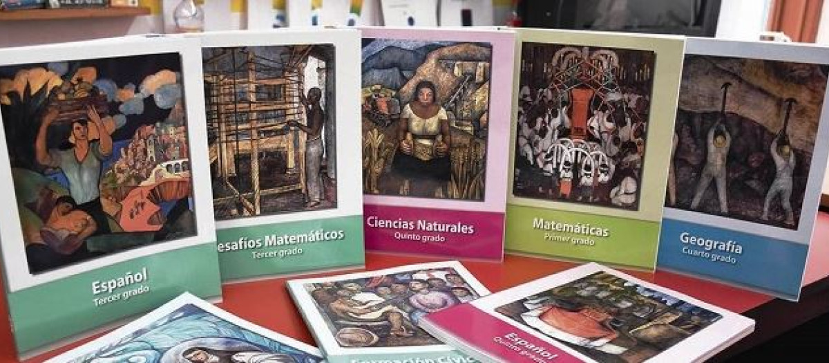 AMLO considera exagerada la acusación de que sus libros escolares adoctrinan