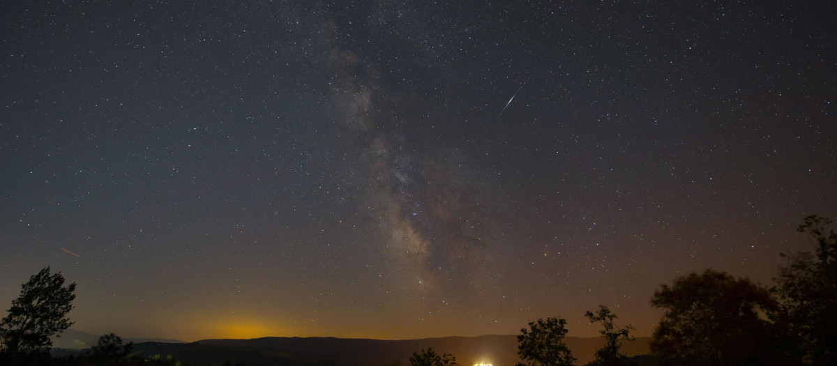 Un satélite artificial pasa junto a la Vía Láctea, anoche en la localidad cántabra de La Hayuela