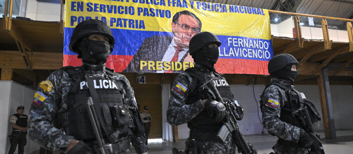 Policías hacen guardia durante el homenaje al asesinado candidato presidencial ecuatoriano Fernando Villavicencio