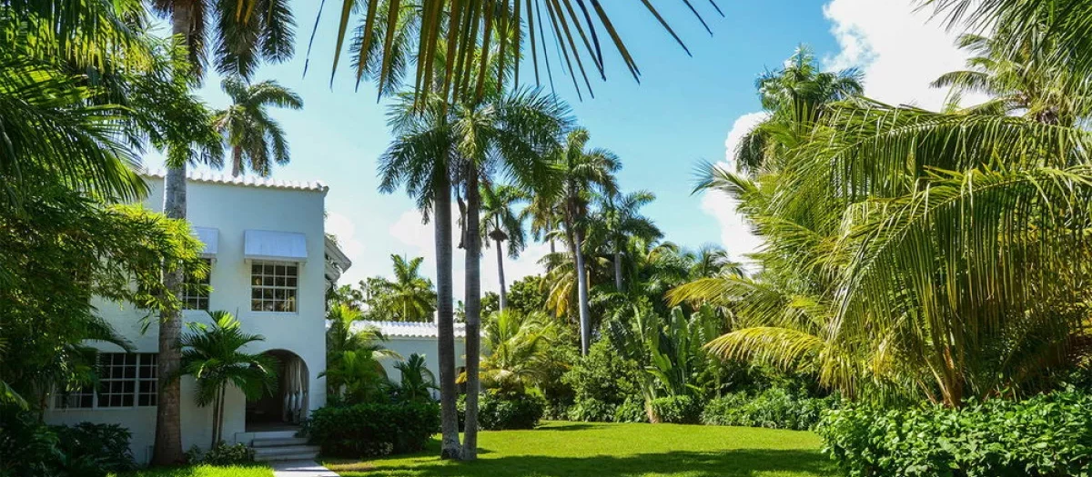 Fotografía de archivo cedida por MB American Realty que muestra la vista exterior de la antigua mansión del legendario gángster Al Capone en Miami Beach (EE.UU.).