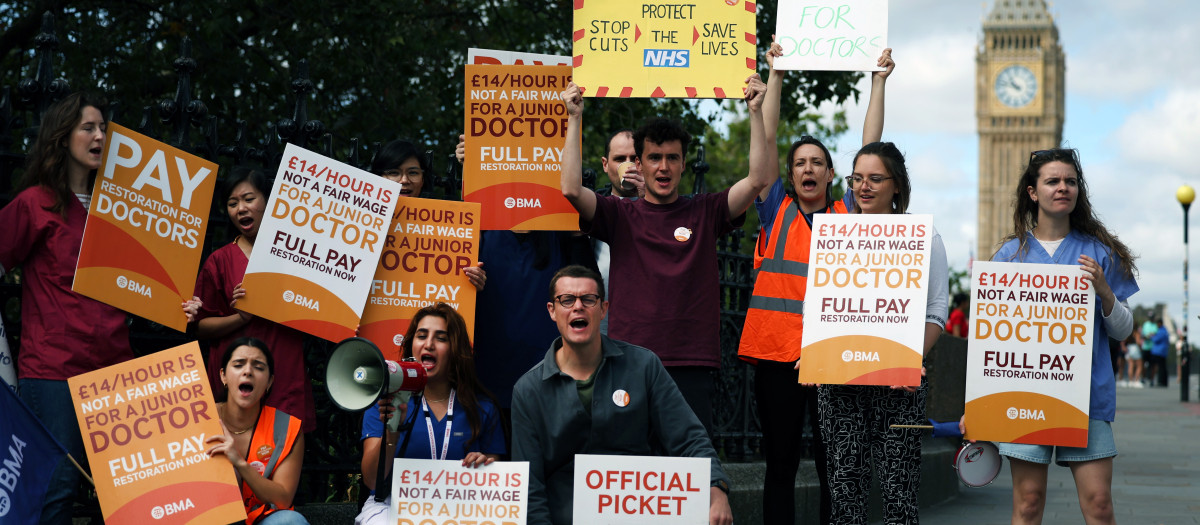 Manifestación de médicos jóvenes en Londres