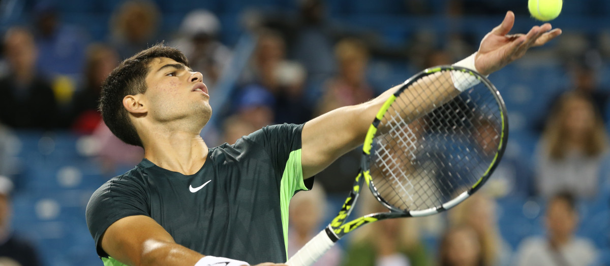 El español Carlos Alcaraz devuelve ante el australiano Jordan Thompson en un partido de la segunda ronda del Masters 1.000 de Cincinnati