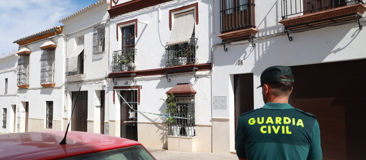 Fachada de la vivienda en Osuna donde el pasado martes aparecieron los cadáveres de un hombre y una mujer en avanzado estado de descomposición.