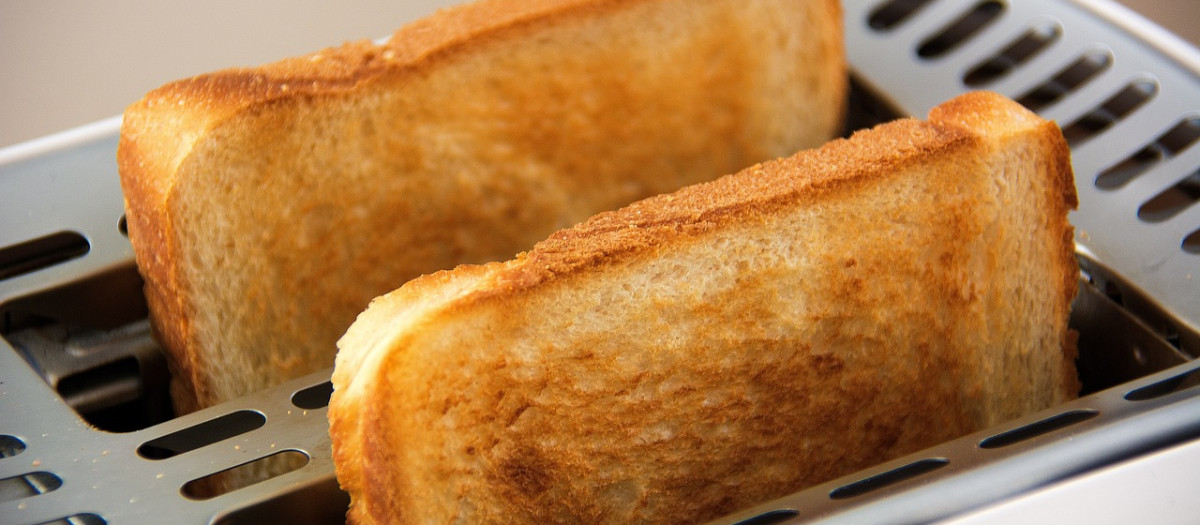 La razón por la que no deberías comer las tostadas que se te queman