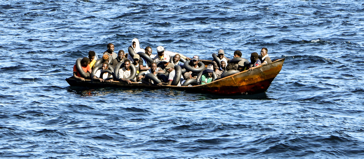 Un grupo de inmigrantes africanos a la deriva en un bote frente a las costas de Italia