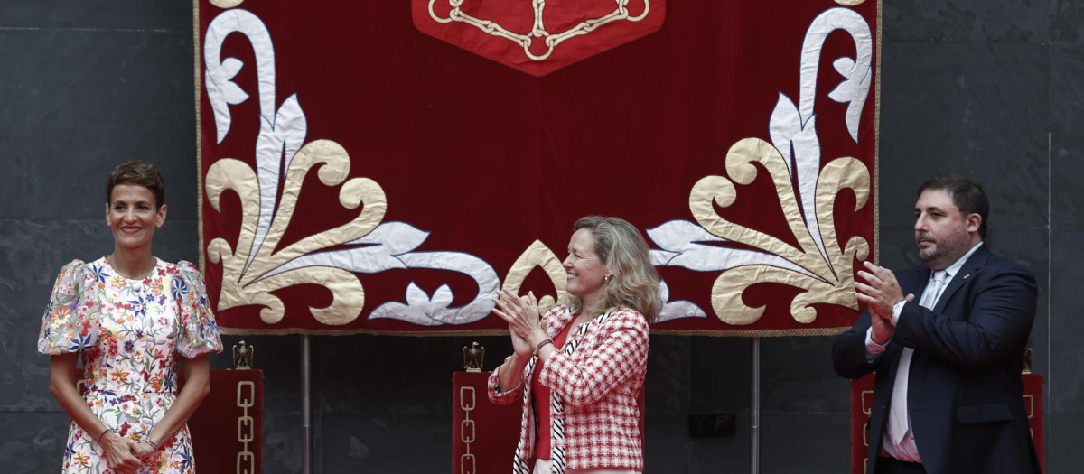 María Chivite (i) es aplaudida por la vicepresidenta Calviño (c) y el presidente del Parlamento de Navarra, Unai Hualde (d).