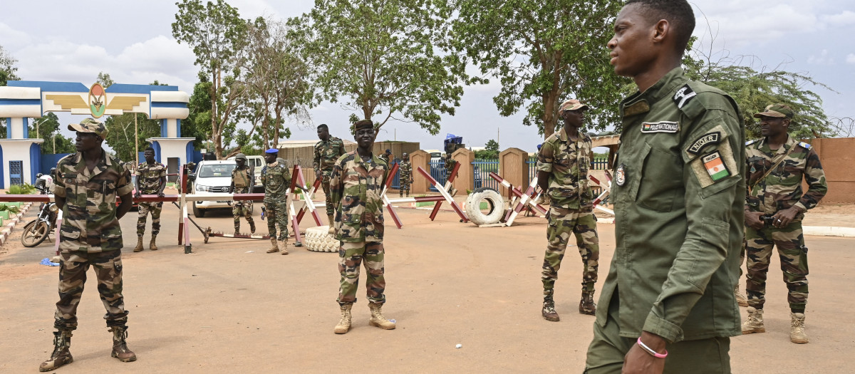 Soldados nigerianos partidarios del golpe hacen guardia en Niamey