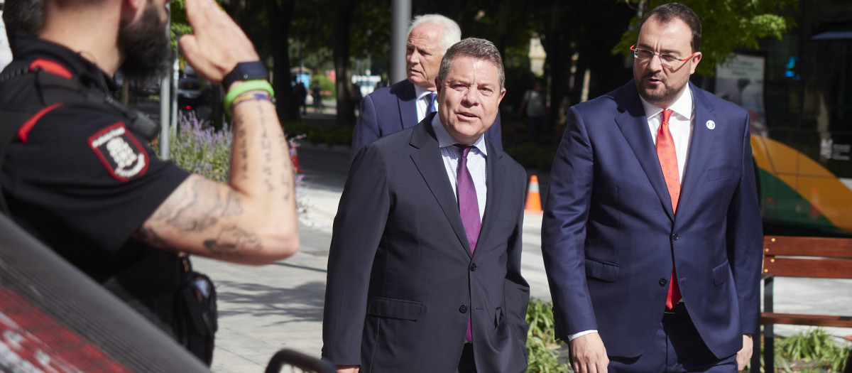 Emiliano Garcia Page, presidente de Castilla la Mancha ,y Adrian Barbón presidente de Asturias  a su llegada al Parlamento foral, a 17 de agosto de 2023, en Pamplona, Navarra (España). La candidata socialista María Chivite fue investida el pasado 15 de agosto como presidenta de Navarra, en la segunda jornada del pleno celebrado en el Parlamento, al recibir el apoyo de su grupo, el  Partido Socialista de Navarra (PSN), Geroa Bai, Contigo Navarra y la abstención de EH Bildu, lo que le ha dado la mayoría simple necesaria en la segunda votación para su investidura. Chivite no salió elegida en la primera votación por mayoría absoluta. Chivite promete hoy su cargo del que será su segundo mandato ante el Presidente del Parlamento.