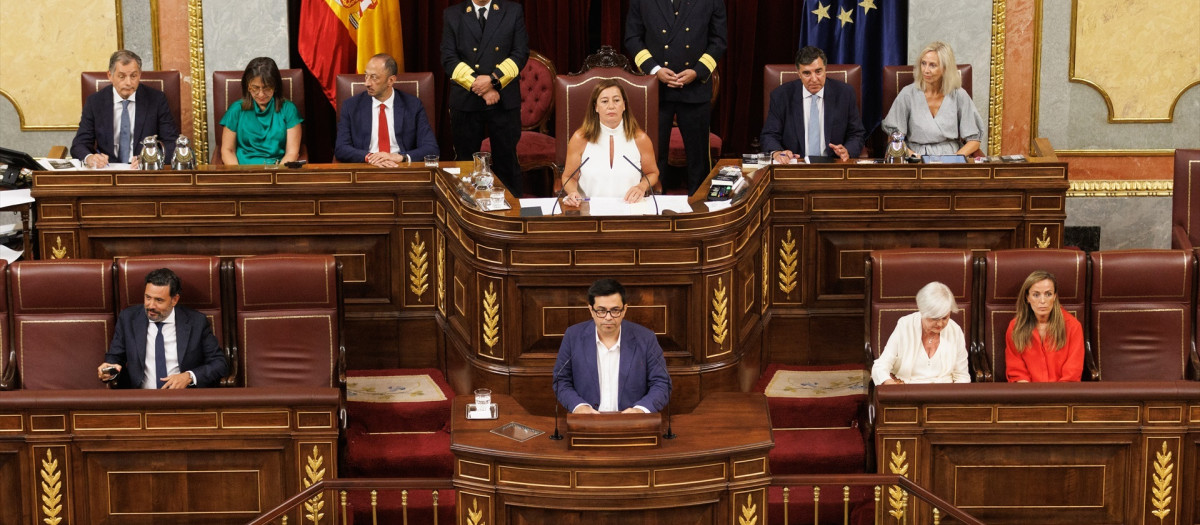 (2I-D arriba) La vicepresidenta tercera, Esther Gil, el vicepresidente primero, Alfonso Rodríguez Gómez de Celis, la presidenta del Congreso, Francina Armengol, el vicepresidente segundo, José Antonio Bermúdez, y la vicepresidenta cuarta, Marta González Vázquez, y (I-D abajo) el secretario tercero, Guillermo Mariscal, el secretario primero, Gerardo Pisadello Prados, la secretaria segunda, Isaura Leal Giménez, y la secretaria cuarta, Carmen Navarro, durante la Sesión Constitutiva de la XV Legislatura en el Congreso de los Diputados, a 17 de agosto de 2023, en Madrid (España). Los diputados de la formación han llegado a la Cámara Baja tras celebrar una reunión interna en la que han decidido apoyar a la candidata socialista a la Presidencia del Congreso. El Congreso de los Diputados y el Senado surgidos de las elecciones generales del 23 de julio celebran hoy sus sesiones constitutivas, las primeras de la legislatura. Hoy toman posesión de sus cargos los 350 diputados elegidos en los comicios del 23 de julio, acatando la Constitución, y votando a los nueve miembros de la Mesa de la Cámara. Al no estar aún constituidos los órganos de la Cámara se ha configurado una Mesa de Edad para dirigir esta sesión.
17 AGOSTO 2023;CÁMARA;CONGRESO;CONSTITUCIÓN;DIPUTADOS;ELECCIONES;VOTACIÓN
Eduardo Parra / Europa Press
17/8/2023