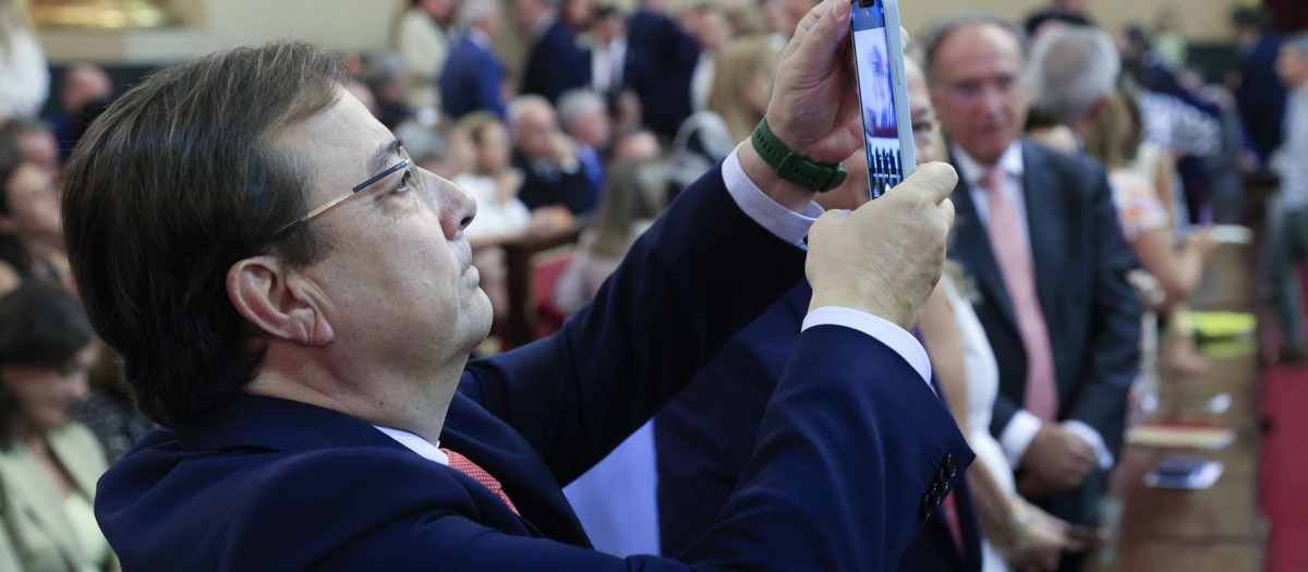 Guillermo Fernández Vara toma una foto con su móvil en su primer pleno en el Senado.