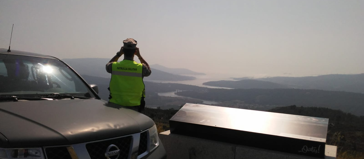 Un militar vigila desde los montes de Galicia