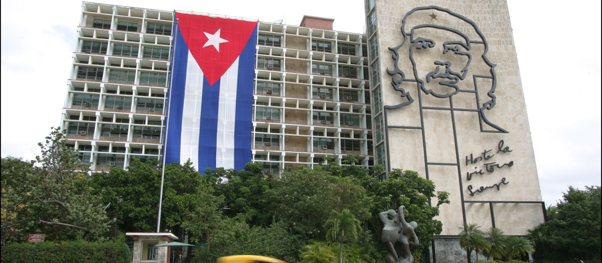 EDIFICIO DEL SERVICIO SECRETO CUBANO CON UN GRAN MURAL DE ERNESTO CHE GUEVARA Y UNA BANDERA DE CUBA EN LA HABANA
CHRISTIAN LANGBEHN / Action Press 82930064 / © KORPA
01/03/2006
LA HABANA *** Local Caption *** 82930064

HE BUILDING OF THE SECRET SERVICE WITH A CHE GUEVARA ON THE WALL

ACTION PRESS/CHRISTIAN LANGBEHN # 82930064 #