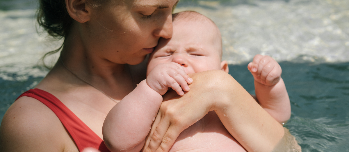 Madre e hijo al sol