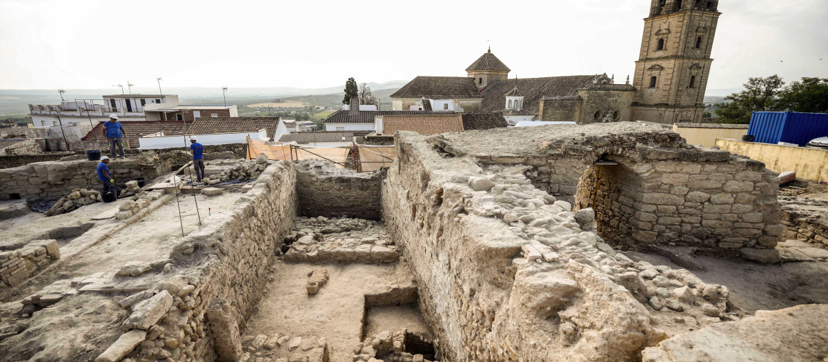 Los restos del que sería un gran lagar medieval que se encontraba en el interior del Castillo de Montilla y que Fernando el Católico ordenó destruir en 1508 por lo que consideró una traición de su señor, el primer marqués de Priego, han aparecido en las excavaciones arqueológicas que se llevan a cabo en el recinto de la fortaleza