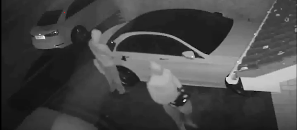 Dos hacker con dos ordenadores portátiles, suficiente para llevarse el coche