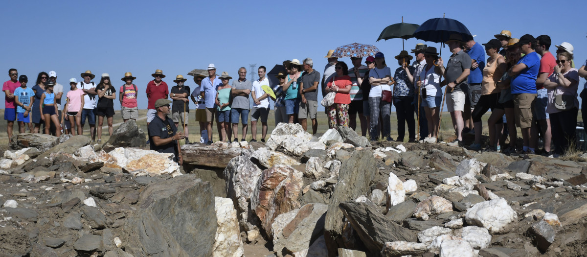 Varias personas visitan este sábado los restos del dolmen de Santa Inés, dentro del término municipal de Bernardos (Segovia)