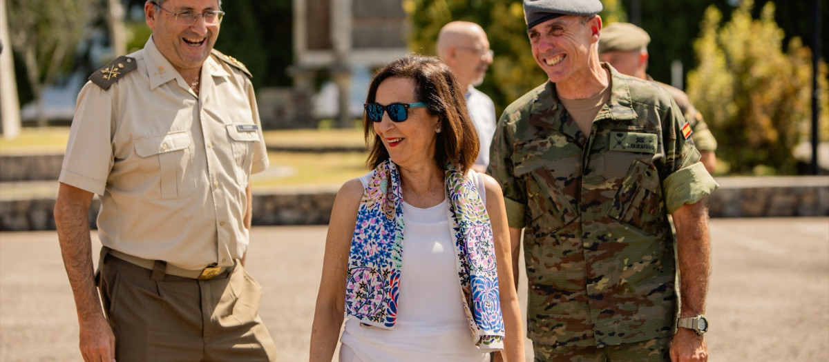 La ministra de Defensa en funciones, Margarita Robles (c), durante su visita a los componentes de la Brigada 'Galicia' VII Brilat en su Base 'General Morillo', a 21 de agosto de 2023, en Vilaboa, Pontevedra, Galicia (España). La Brigada ‘Galicia VII’, es una gran unidad del Ejército de Tierra Español que ha participado y participa en diversas operaciones multinacionales. Se encuentra encuadrada en la División ‘Castillejos’, hasta 2015 Fuerzas Ligeras, de la Fuerza Terrestre del Ejército de Tierra. Esta brigada fue creada en enero de 1966.
21 AGOSTO 2023;PONTEVEDRA;BRIGADA GALICIA
Agostime / Europa Press
21/8/2023