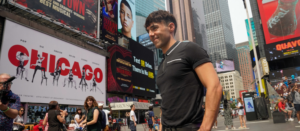 Antonio Díaz, el Mago Pop, en Times Square