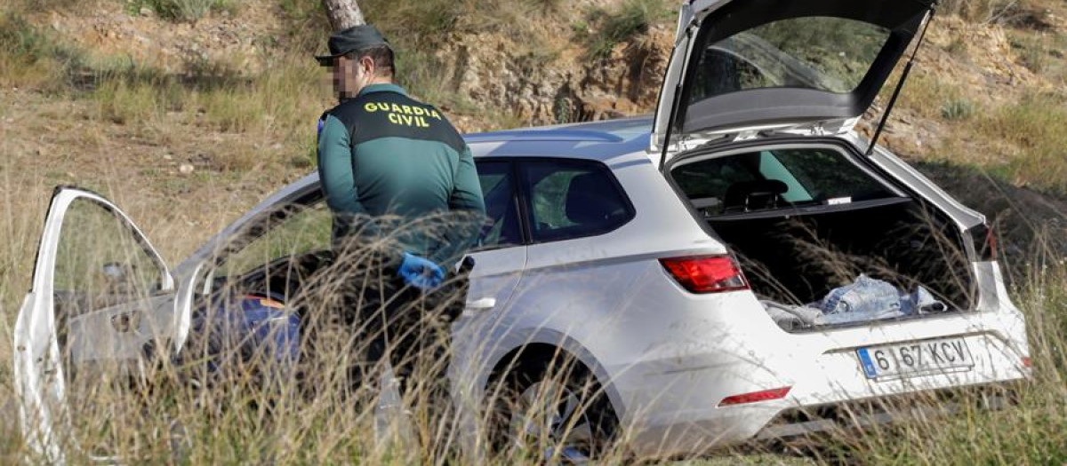 Un guardia civil junto a un vehículo siniestrado, en una imagen de archivo