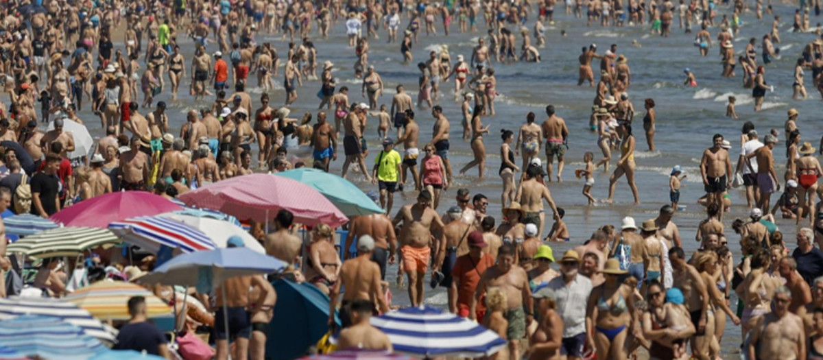 Numerosos bañistas disfrutan de la playa para paliar la ola de calor