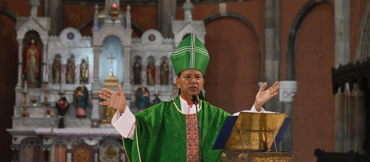 Sebastian Francis Shaw attends the Sunday Service at the Sacred Heart Cathedral in Lahore on August 20, 2023, after mob attacked several Pakistani churches over blasphemy allegations. A Muslim cleric is among a dozen people being investigated for using mosque loudspeakers to order protests against alleged blasphemy by Christians which erupted into mob violence in Pakistan earlier this week, a senior police official said. More than 80 Christian homes and 19 churches were vandalised when hundreds rampaged through a Christian neighbourhood in Jaranwala in Punjab province on August 16. (Photo by Arif ALI / AFP)