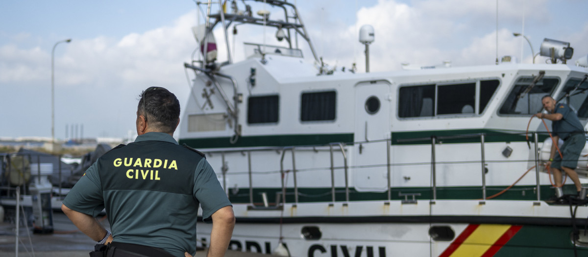 Un agente de la Guardia Civil durante una patrulla marítima en el Puerto de Barcelona, a 4 de julio de 2023, en Barcelona, Catalunya (España). La Guardia Civil ha instado al sentido común a bañistas y tripulantes de embarcaciones de recreo para evitar "muchos de los problemas que suceden" en el mar. El Servicio Marítimo de la Guardia Civil de Barcelona tiene cuatro embarcaciones operativas, algunas de 11 metros de eslora y otras de 21, y realizan funciones de carácter administrativo: verifican la documentación de las embarcaciones y las conductas incívicas de bañistas y tripulantes en el mar. Los agentes, además, revisan y hacen vigilancias de las que definen como infraestructuras críticas para tratar de detectar cualquier actividad irregular, ya que, a raíz de la guerra de Ucrania, "al principio hubo mucho temor a sabotajes de los gasoductos y cortes de gas".
05 JULIO 2023
Lorena Sopêna / Europa Press
(Foto de ARCHIVO)
04/7/2023