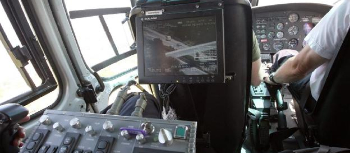 El operador de cámara se sienta siempre tras el piloto y van en constante comunicación